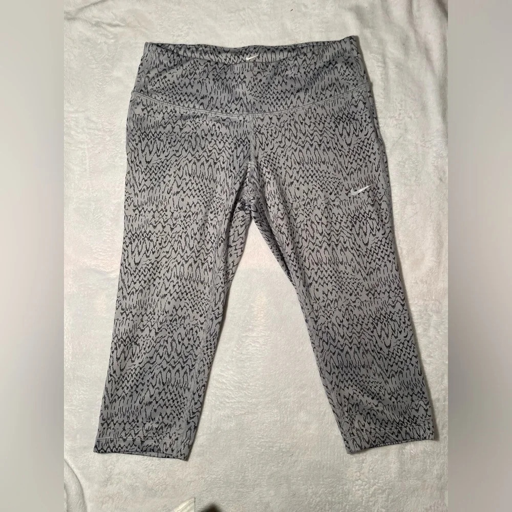 Nike Women Epic Run Tight Fit Capri‎ Crop Pant size S